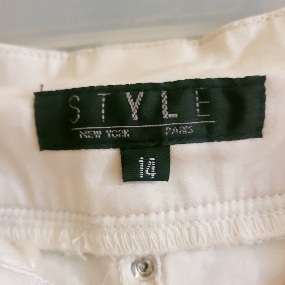 Elevate Your Resort Style with Size 14 Off White Capris - Embellished & Unworn - Picture 6 of 6